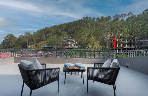 Kumarhatti Villa | Bask and Blessings Highlands Pet-Friendly 7-BHK Retreat With Private Scenic Balconies, Jacuzzi, Spa, Garden & Gazebo