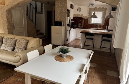 Lancon-Provence Villa | Bastide Provençale et Espace Aquatique Dans un Beau Village