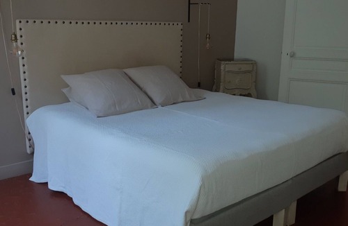 Grand Sud House | Bastide sleeps 9, large secure swimming pool, not overlooked in Aix en Provence