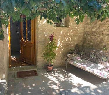 Crillon-le-Brave Villa | Bastidon, Petite bastide pour 2 avec bassin et jardin privé