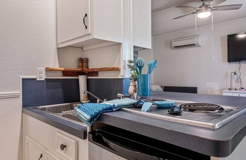 Bastrop Apartment | Bastrop Bungalow Bright Cozy Rental with Strong Wifi