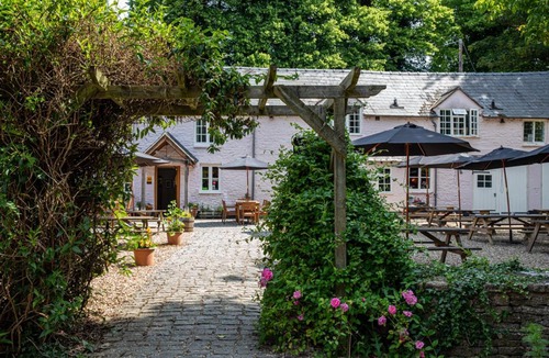 North Cerney Hotel | Bathurst Arms