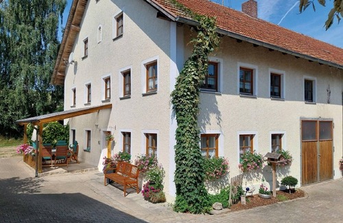 Michelsneukirchen Apartment | Bauernhof fernab vom Straßenlärm - eine Oase für Ihren Familienurlaub - 115 qm großes geräumiges Bauernhaus mit 3 Schlafzimmern und Sonnenterrasse