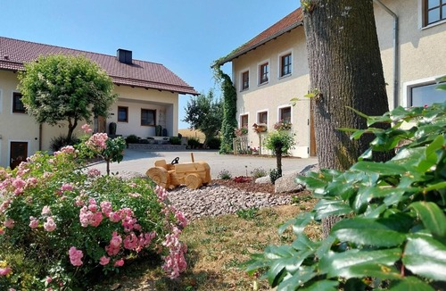 Michelsneukirchen Apartment | Bauernhof fernab vom Straßenlärm - eine Oase für Ihren Familienurlaub - 115 qm großes geräumiges Bauernhaus mit 3 Schlafzimmern und Sonnenterrasse
