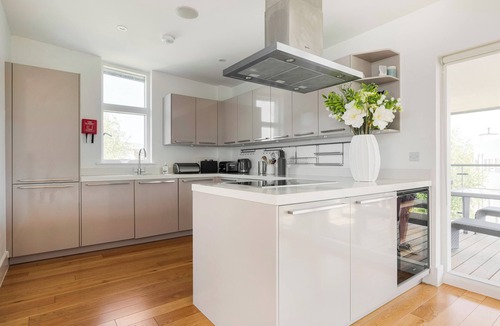 Malmesbury House | Bauhinia House: Spa Access and Lakeside Home, Lower Mill Estate