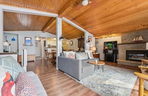 Colpoys Bay House | Bay And Birch Waterfront Dock