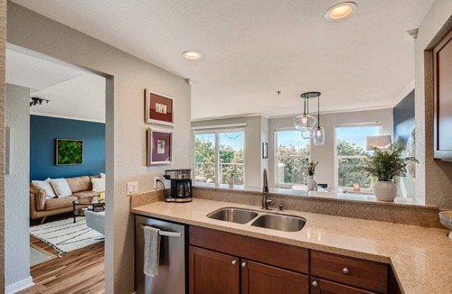 North Beacon Hill Condo | Bay and Mountain Views with Pool and A/C!