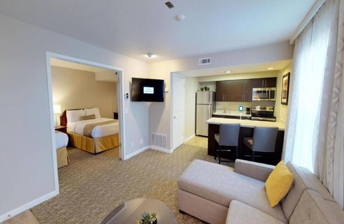 Newark Hotel | Bay Area Suite w/Fireplace & Lounge – Great Hub for Local Attractions