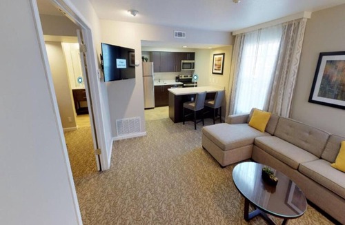 Newark Hotel | Bay Area Suite w/Fireplace & Lounge – Great Hub for Local Attractions
