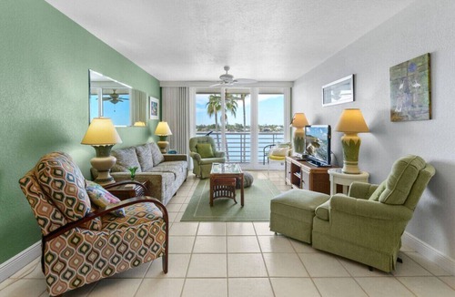 St. Petersburg Apartment | Bay Front Bahia Vista Condo 8-414
