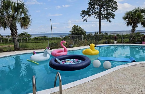 Freeport House | Bay-Front Dream Mansion and Guest House -20 minutes to Destin beaches on 4 acres