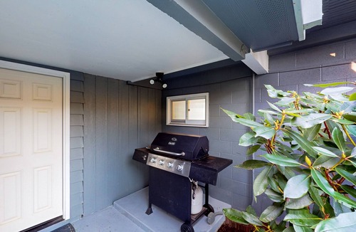 Oak Harbor Condo | Bay-front rental with views - across street from beach