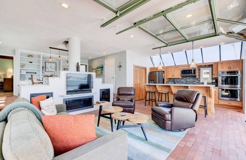 Mission Beach House | Bay Front, Roll Up Glass Walls, Roof deck Jacuzzi!