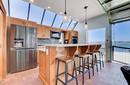 Mission Beach House | Bay Front, Roll Up Glass Walls, Roof deck Jacuzzi!