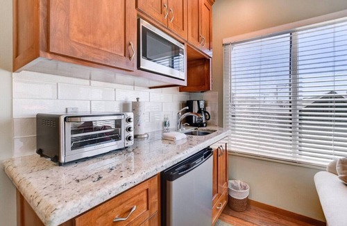 Mission Beach House | Bay Front, Roll Up Glass Walls, Roof deck Jacuzzi!