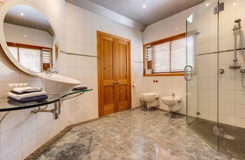 Opua Apartment | Bay of Islands Boathouse Apartment-The Bridge