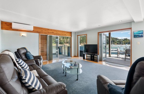 Opua Apartment | Bay of Islands On The Water Apartment-The landing