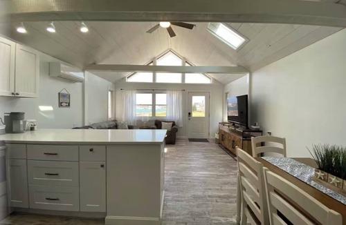 Hull Cottage | Bay view beach cottage with loft in tranquil Hull