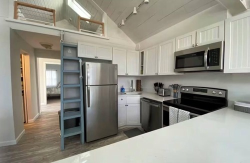 Hull Cottage | Bay view beach cottage with loft in tranquil Hull