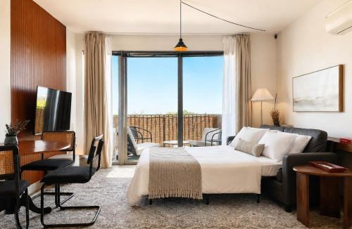 Bay View Apartment | Bay View Designer 2BR - Best Location with Balcony, Gym, and Terrace - Sleeps 6