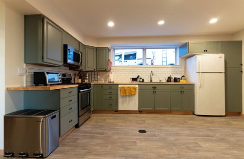 Alabama Hill House | Bay-view Suite with pet friendly yard