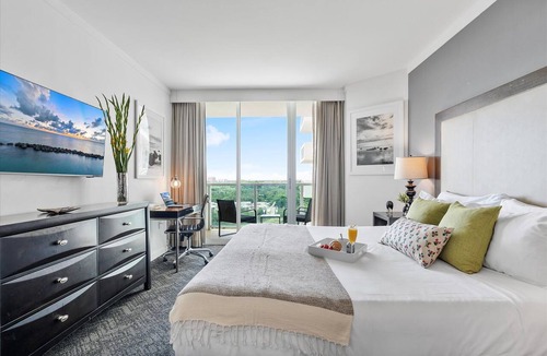Coconut Grove Apartment | Bay Views Studio + Balcony for Grove Getaway