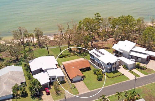 Traviston House | Bay Vista - Burrum Heads- Beachfront- 3 BR-Aircon-Pets Welcome