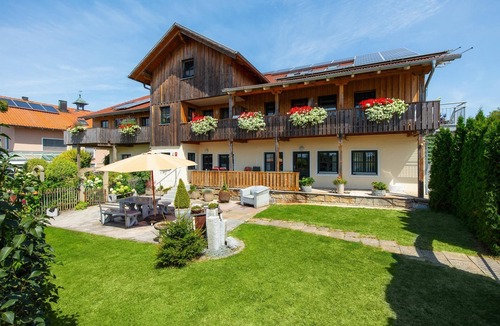 Waldmuenchen Apartment | Bay window apartment (80 sqm) on the upper floor with south-facing balcony and infrared sauna