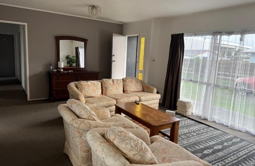 Mount Maunganui House | Bayfair Backpack House