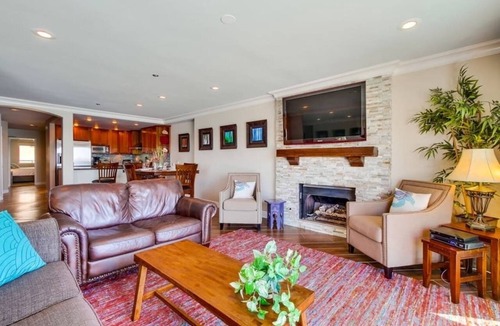 Crown Point Condo | Bayfront Balcony, beach access, parking, bikes