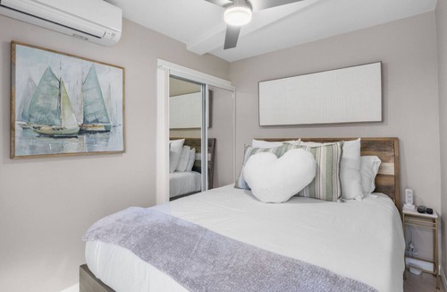 Mission Beach House | Bayfront Bungalow Getaway! Steps from the beach + Free Parking