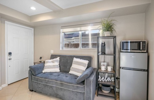 Mission Beach House | Bayfront Bungalow Getaway! Steps from the beach + Free Parking