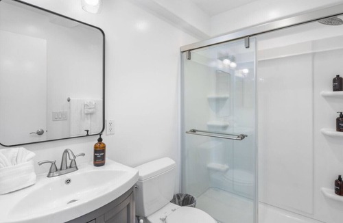 Mission Beach House | Bayfront Bungalow Getaway! Steps from the beach + Free Parking