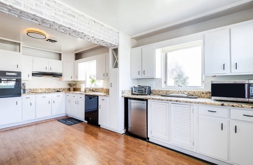 Mayo House | Bayfront Escape in Edgewater with Deck, Balcony, and Walk to Beach