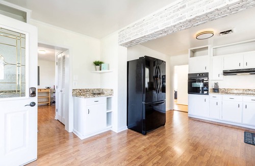 Mayo House | Bayfront Escape in Edgewater with Deck, Balcony, and Walk to Beach