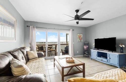 Innerarity Townhomes Condo | Bayfront Paradise-Steps to Sand, Pool, Kayaking