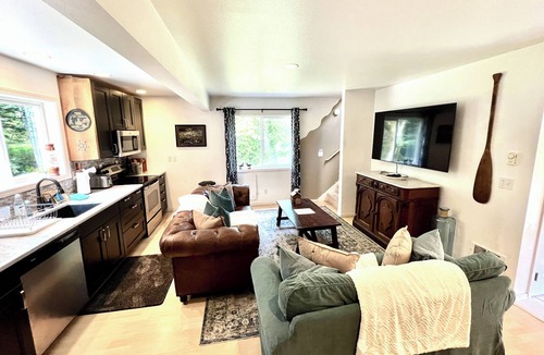 Rollingbay House | Bayfront PNW Lodge: Dock, Pickleball & Guest House