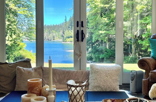 Rollingbay House | Bayfront PNW Lodge: Dock, Pickleball & Guest House