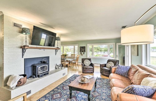 Davis Wharf House | Bayfront Retreat w/Game Room + Outdoor Pool!