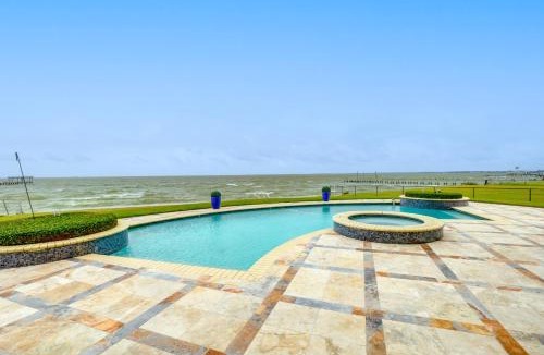 El Lago Villa | Bayfront Villa w/Million-Dollar Views in Seabrook