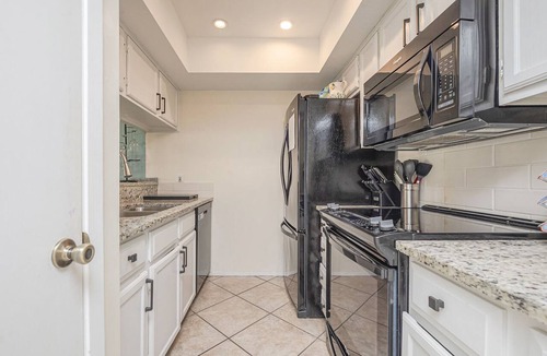 Harbor Oaks Condo | Bayhouse Rockport: Reel and Rest First floor bed and bath!