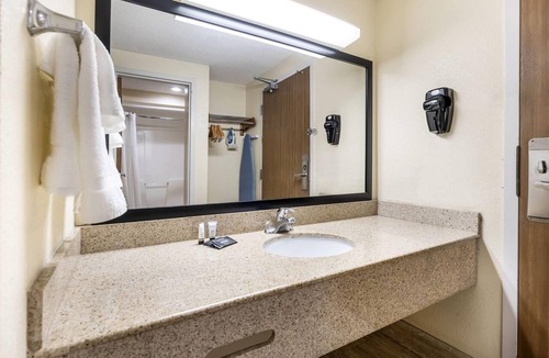 Janesville Hotel | Baymont by Wyndham Janesville