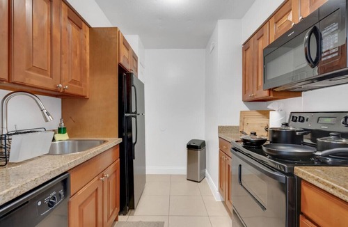 SoHo Apartment | Bayshore Bliss | Pool + Gym & Free Parking
