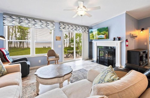 Brussels House | Bayside Bear- Bayfront Escape, Hot Tub, Kayaks, Dogs Welcome
