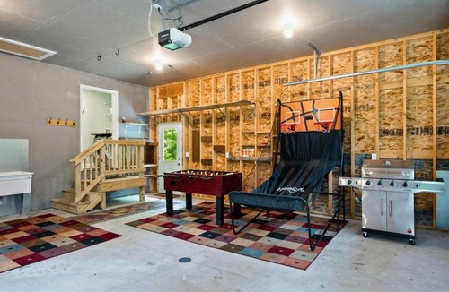 Brussels House | Bayside Bear- Bayfront Escape, Hot Tub, Kayaks, Dogs Welcome