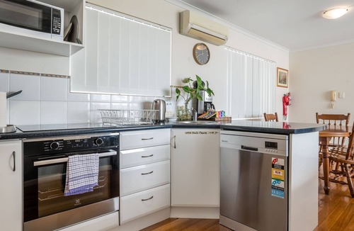 Wynnum Apartment | Bayside Breeze Seaside Serenity