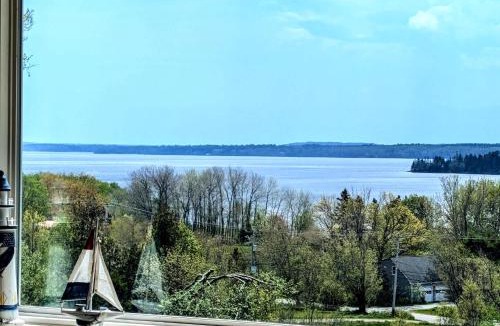 Ellsworth House | Bayside Waterview Cottage