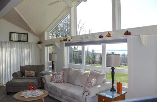 Ellsworth House | Bayside Waterview Cottage
