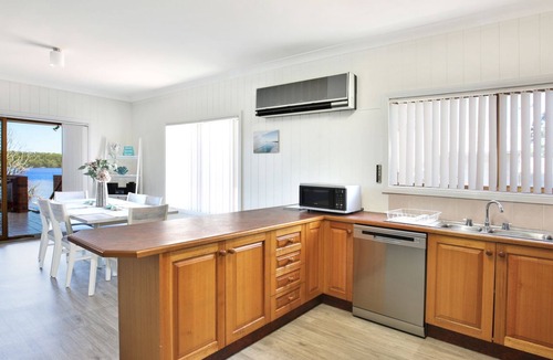 Erowal Bay House | Bayview - Absolute Waterfront with Jetty - 5 Mins to Hyams Beach