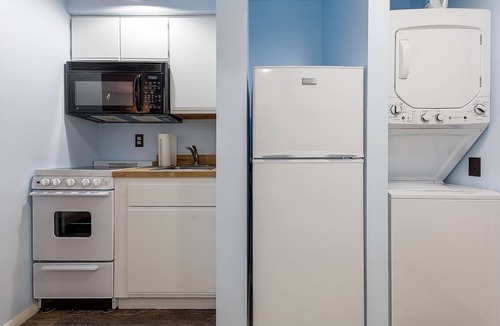 Acme Apartment | 🏖️ Bayview Studio Retreat @ The Shores | Private Deck + Beach Access ➠ 5606